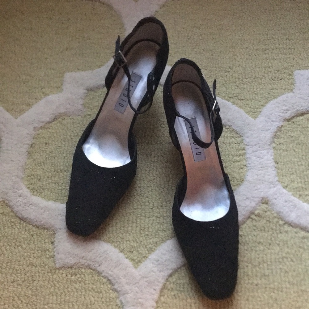 🔥NWOT STUDIO black heels with strap - Size 9